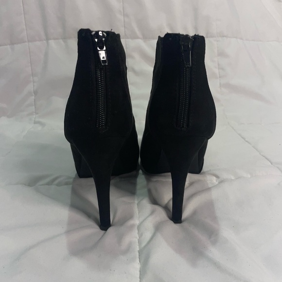 Strappy Black Fergie 4 inch heel - Picture 4 of 6